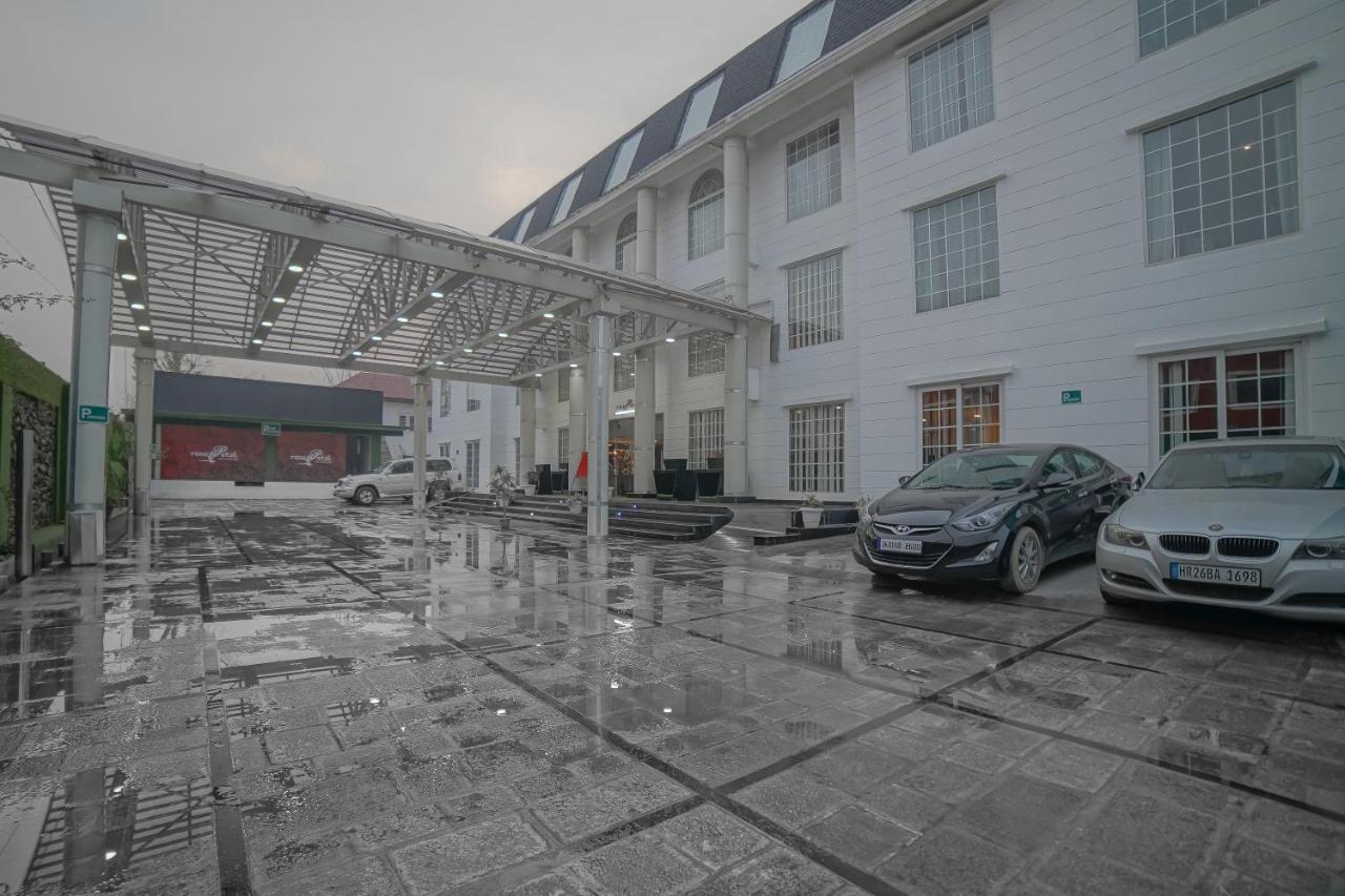 Hotel Rose Petal Srinagar Exteriör bild