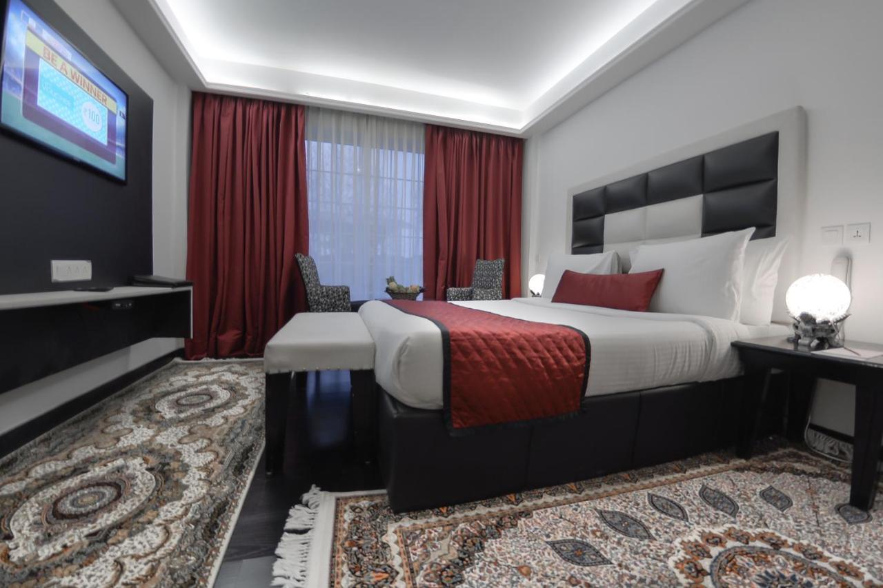 Hotel Rose Petal Srinagar Exteriör bild