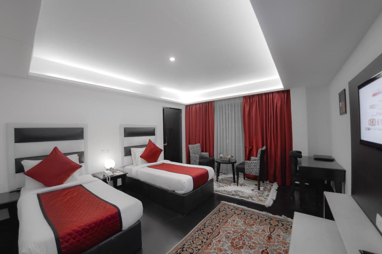 Hotel Rose Petal Srinagar Exteriör bild