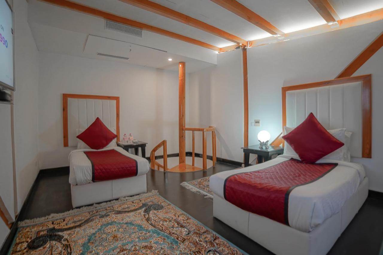 Hotel Rose Petal Srinagar Exteriör bild