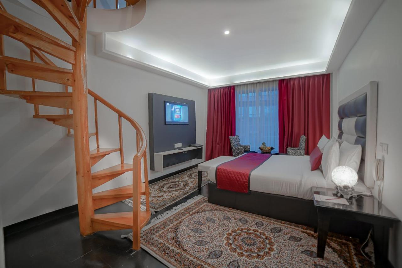 Hotel Rose Petal Srinagar Exteriör bild