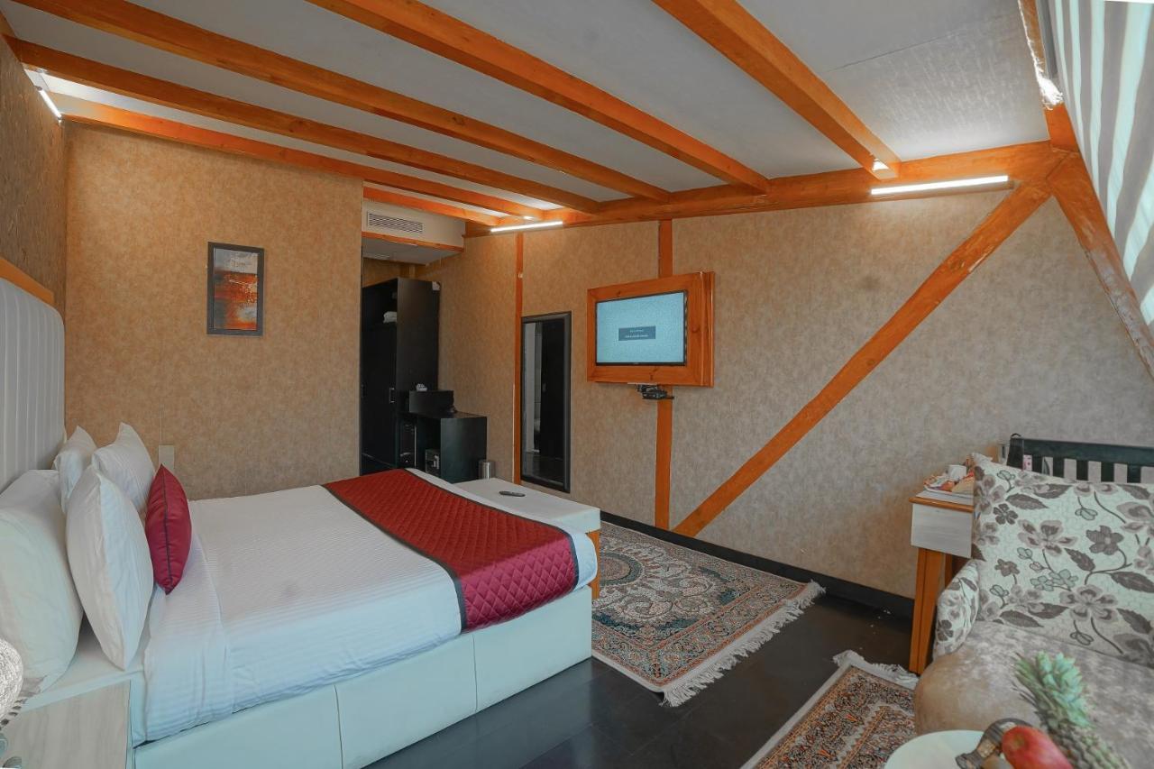 Hotel Rose Petal Srinagar Exteriör bild