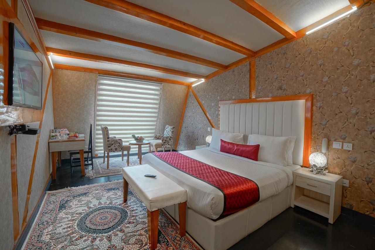 Hotel Rose Petal Srinagar Exteriör bild