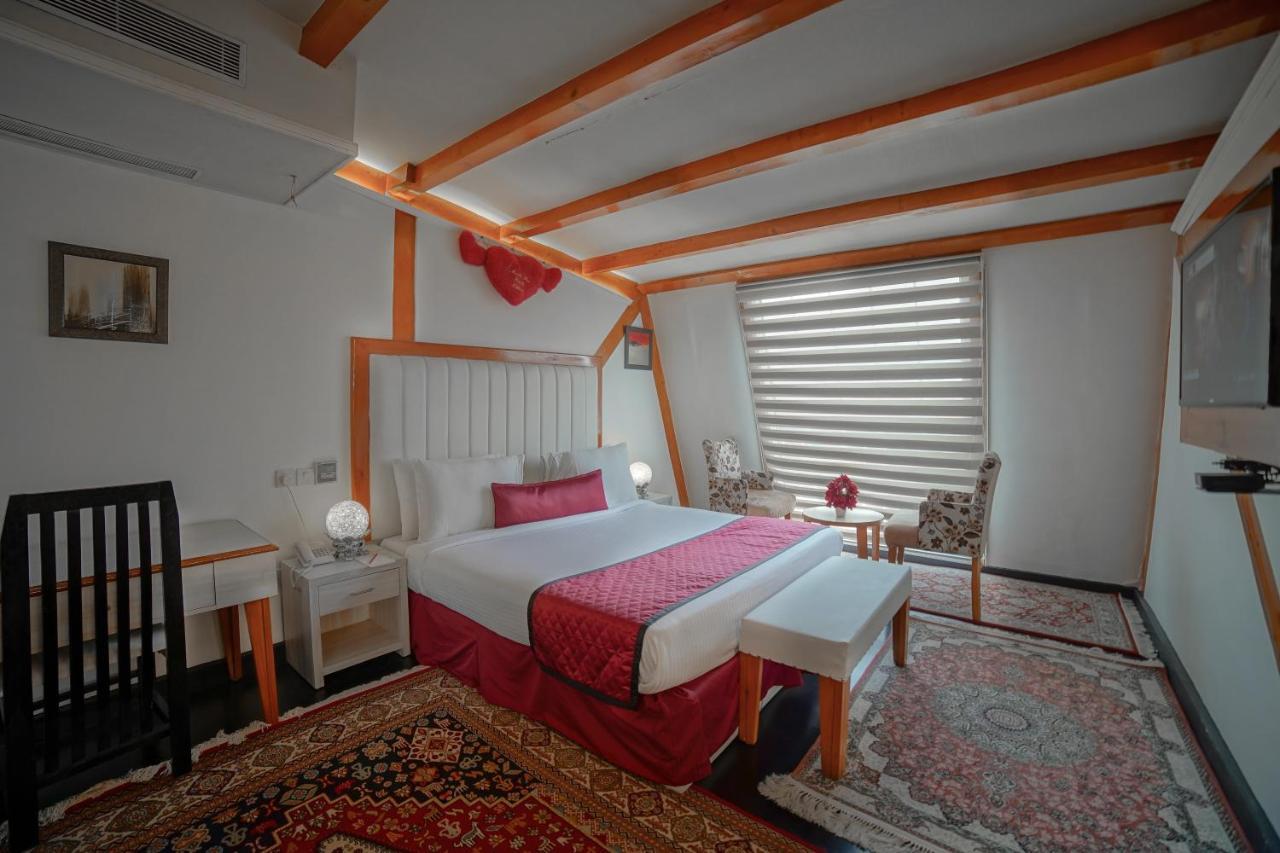 Hotel Rose Petal Srinagar Exteriör bild