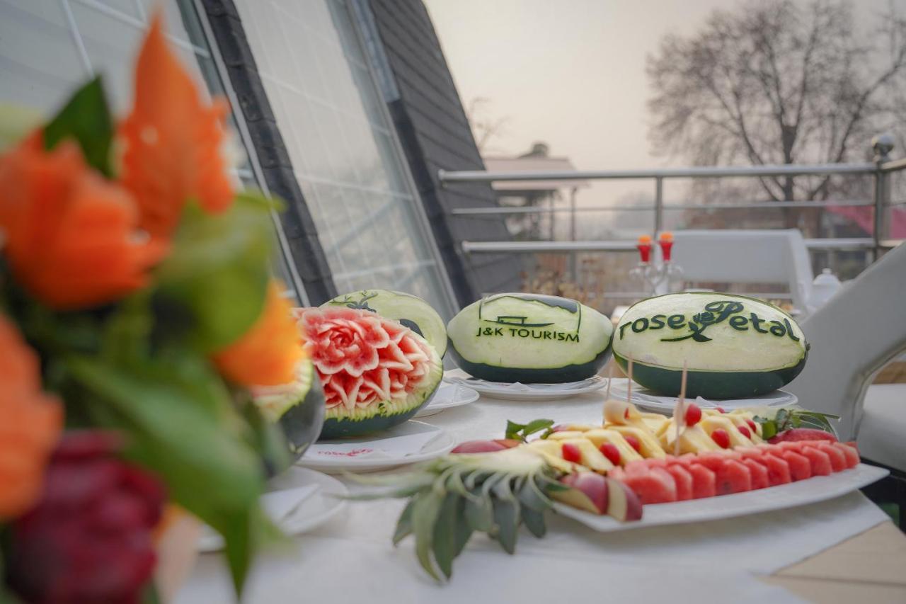 Hotel Rose Petal Srinagar Exteriör bild