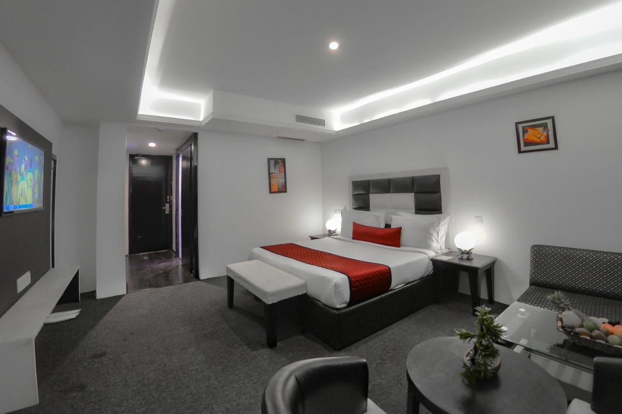 Hotel Rose Petal Srinagar Exteriör bild