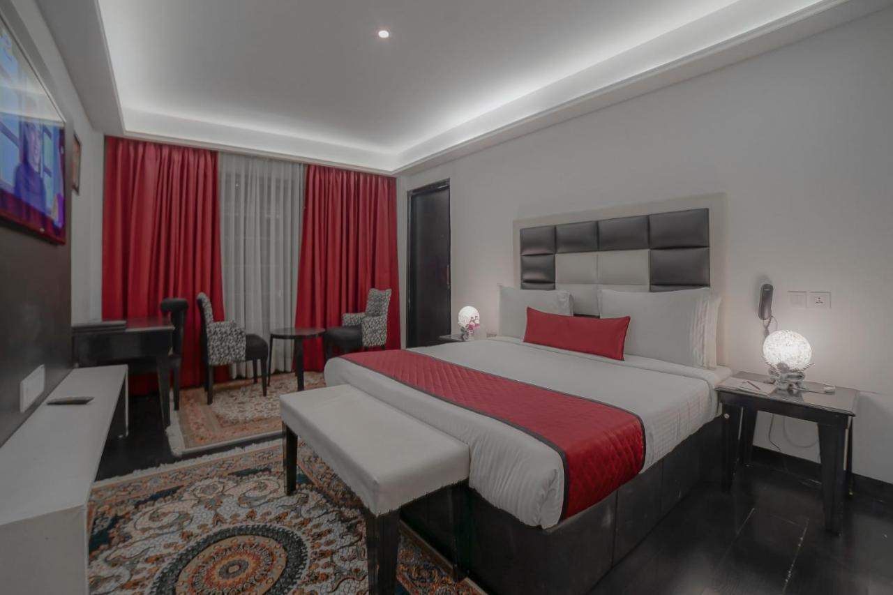 Hotel Rose Petal Srinagar Exteriör bild