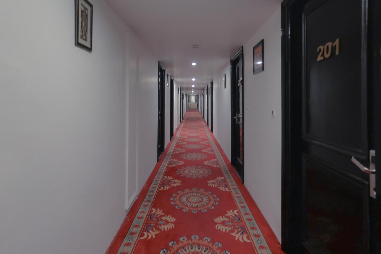 Hotel Rose Petal Srinagar Exteriör bild