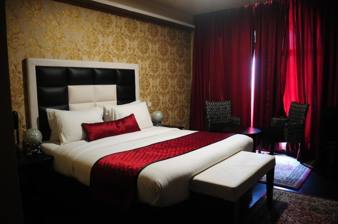 Hotel Rose Petal Srinagar Exteriör bild